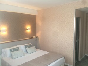 Triple Room | Soundproofing, rollaway beds, free WiFi, bed sheets - Hôtel Picardy (Paris)