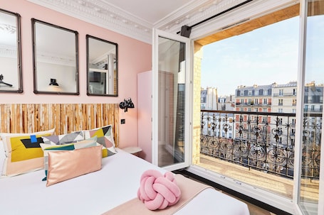 Classic Room - Balcony | 1 bedroom, individually decorated, individually furnished, desk. Madrigal hotel