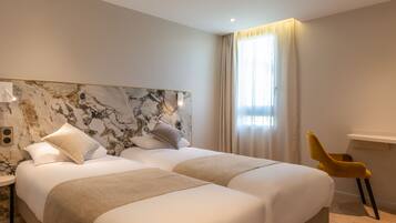 Design Twin Room | Bathroom | Hair dryer, towels