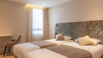 Design-Zweibettzimmer | Schreibtisch, Verdunkelungsvorhänge, schallisolierte Zimmer, Bettwäsche