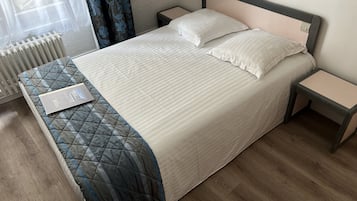 City eenpersoonskamer | 1 slaapkamer, een kluis op de kamer, een bureau, geluiddichte muren