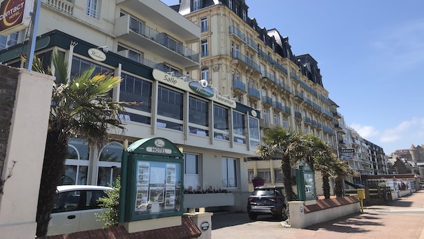 Un hotel con un cartel que indica 'Salle' y 'Windsor Panoramaque'.