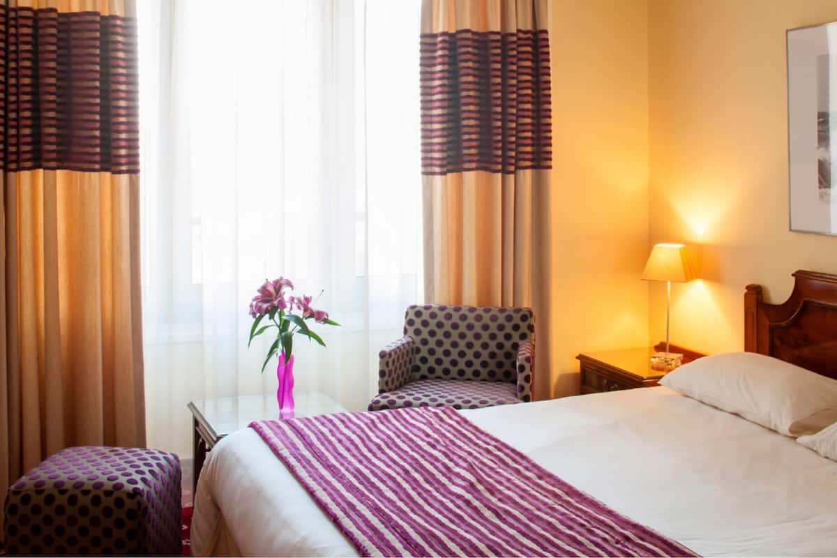 Double Room, City View | Bar mini, peti besi dalam bilik, meja, langsir/tirai gelap terus