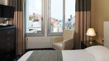 Een minibar, een kluis op de kamer, een bureau, verduisterende gordijnen