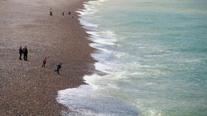 A beach with people walking along the shore. - Hotel Aguado (Dieppe)
