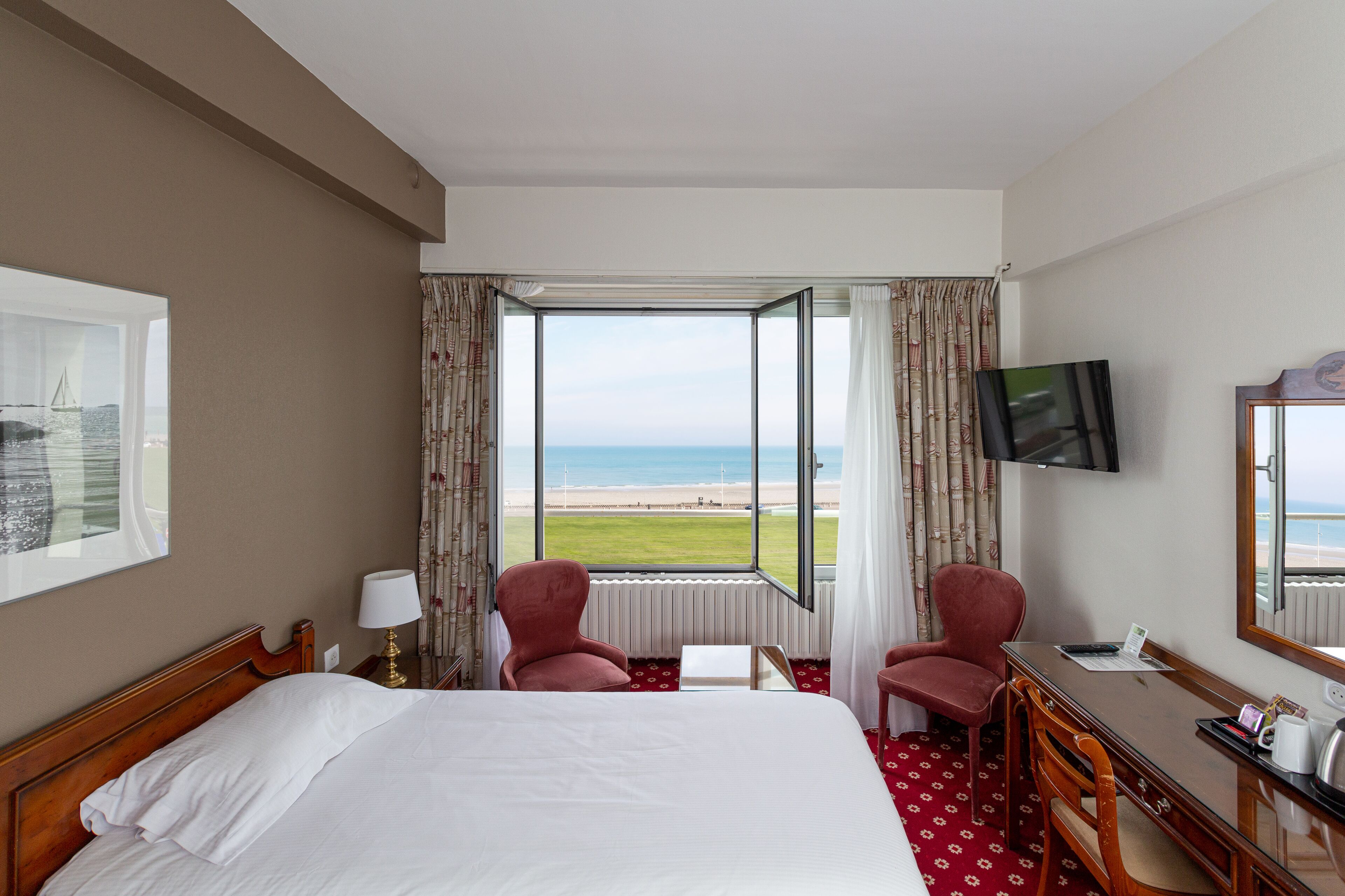 twin room, sea view | minibar, in-room safe, desk, blackout curtains