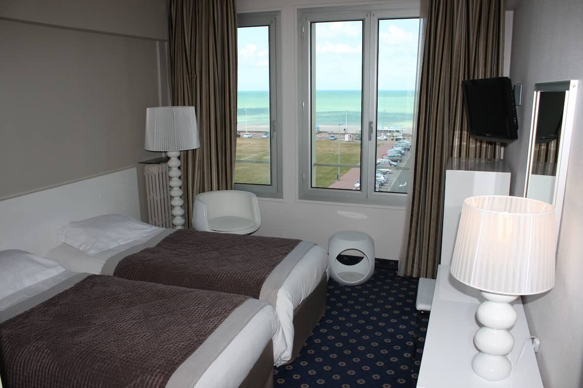 Twin Room, Sea View | Bar mini, peti besi dalam bilik, meja, langsir/tirai gelap terus