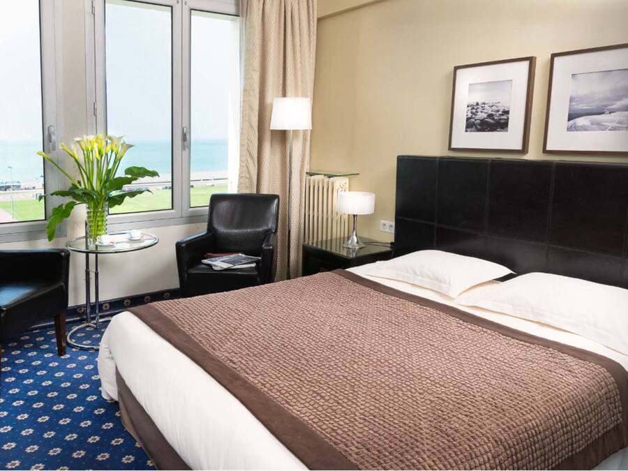 Double Room, Sea View | Minibar, in-room safe, desk, blackout curtains