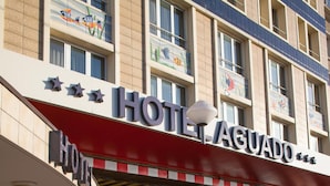 A hotel with a prominent sign reading "HOTEL AGUADO" and a red awning. - Hotel Aguado (Dieppe)