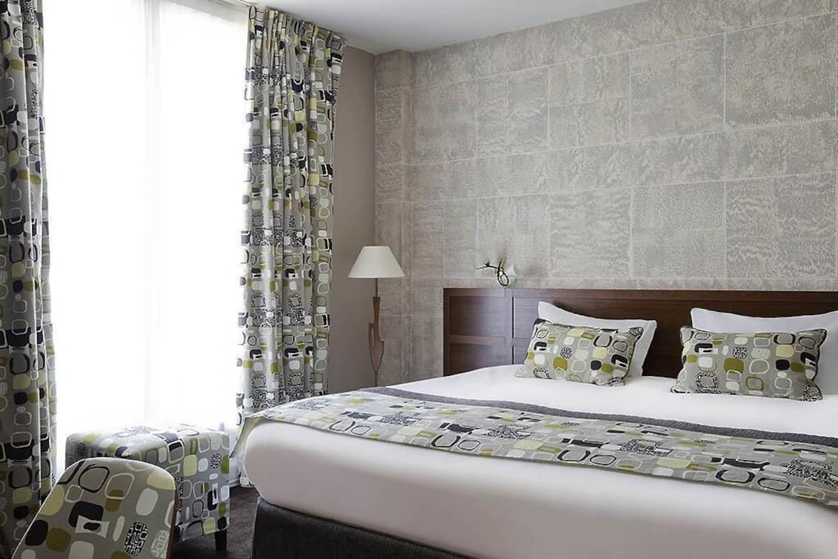 Ropa de cama de alta calidad, escritorio y cortinas blackout