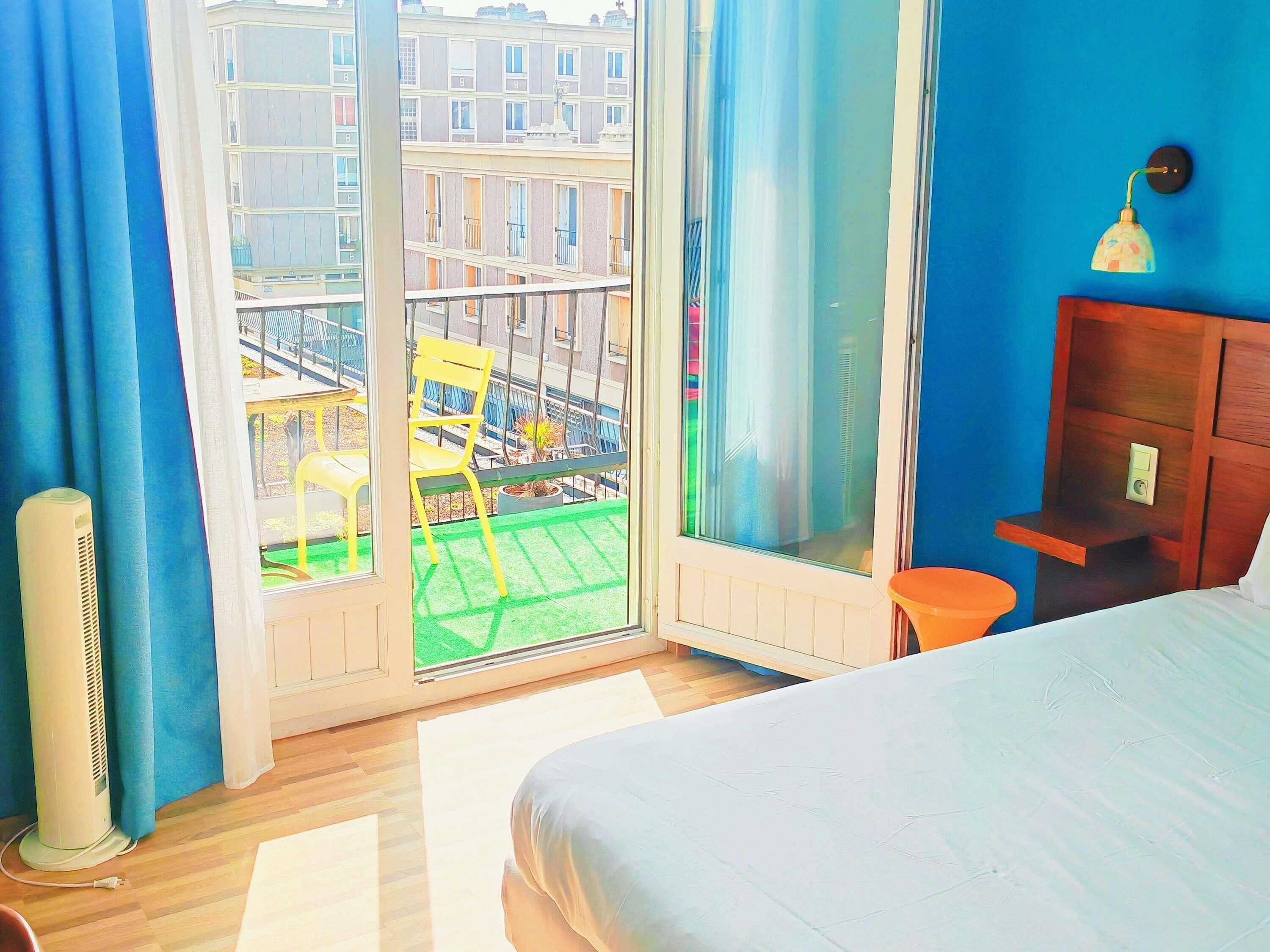 Roupas de cama premium, escrivaninha, cortinas blackout