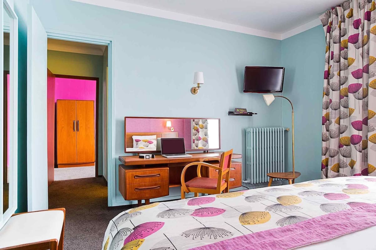 Ropa de cama de alta calidad, escritorio y cortinas blackout