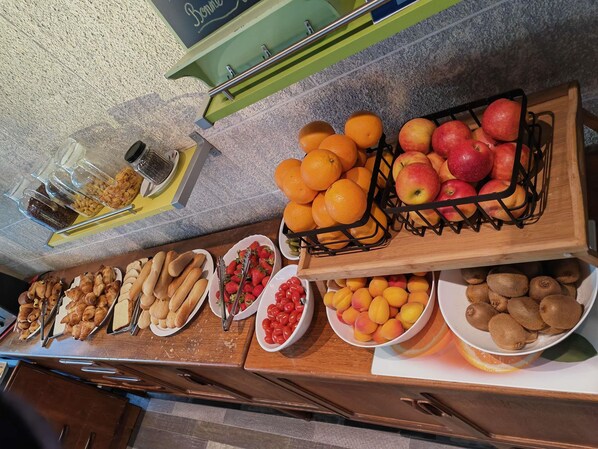 Free daily breakfast 