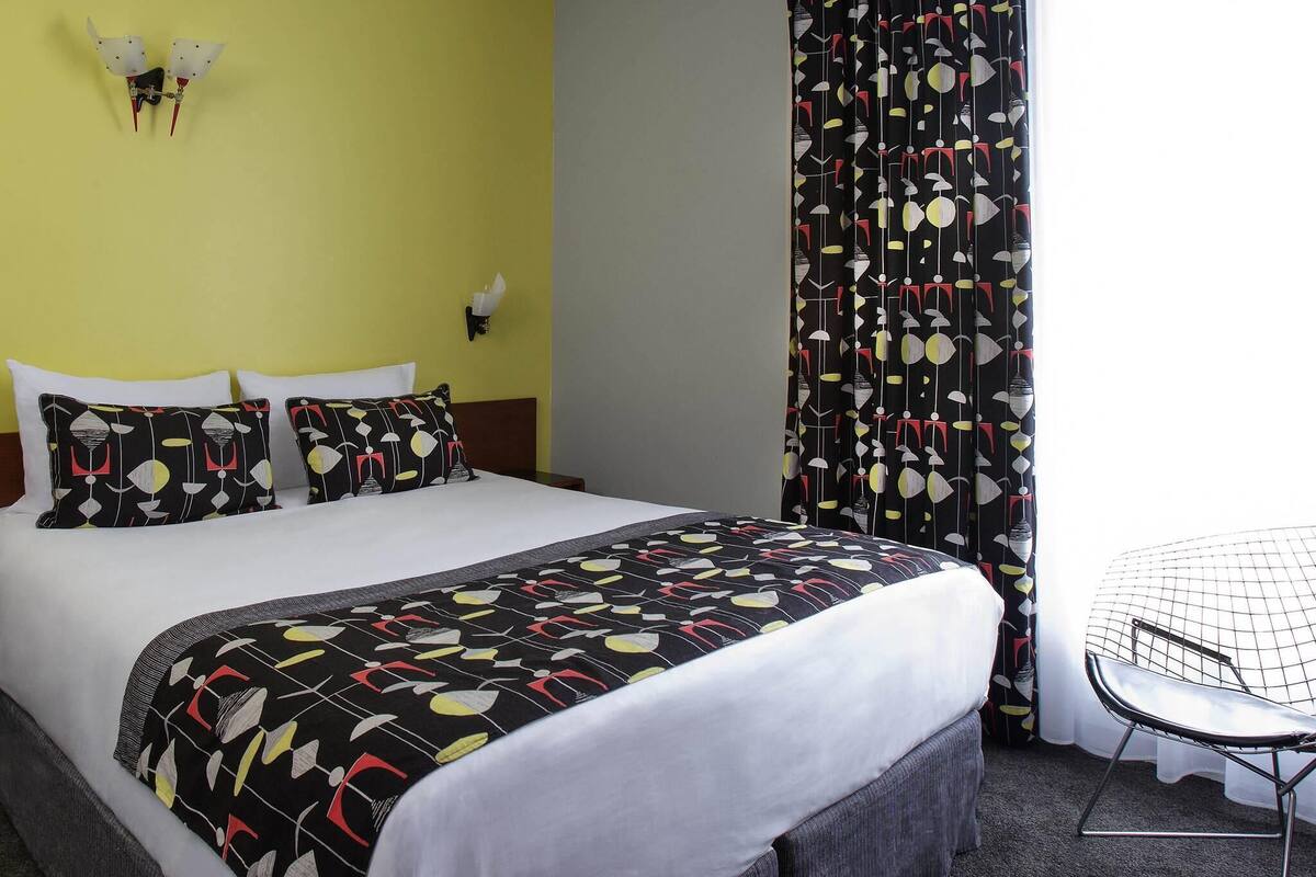 Ropa de cama de alta calidad, escritorio, cortinas opacas