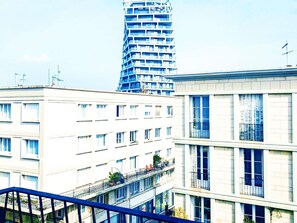 标准房, 1 张双人床, 阳台 | 高档床上用品、办公桌、遮光窗帘、隔音