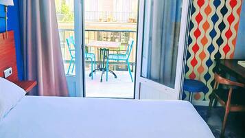 Habitación estándar, 1 cama doble, balcón | Ropa de cama de alta calidad, escritorio, cortinas opacas