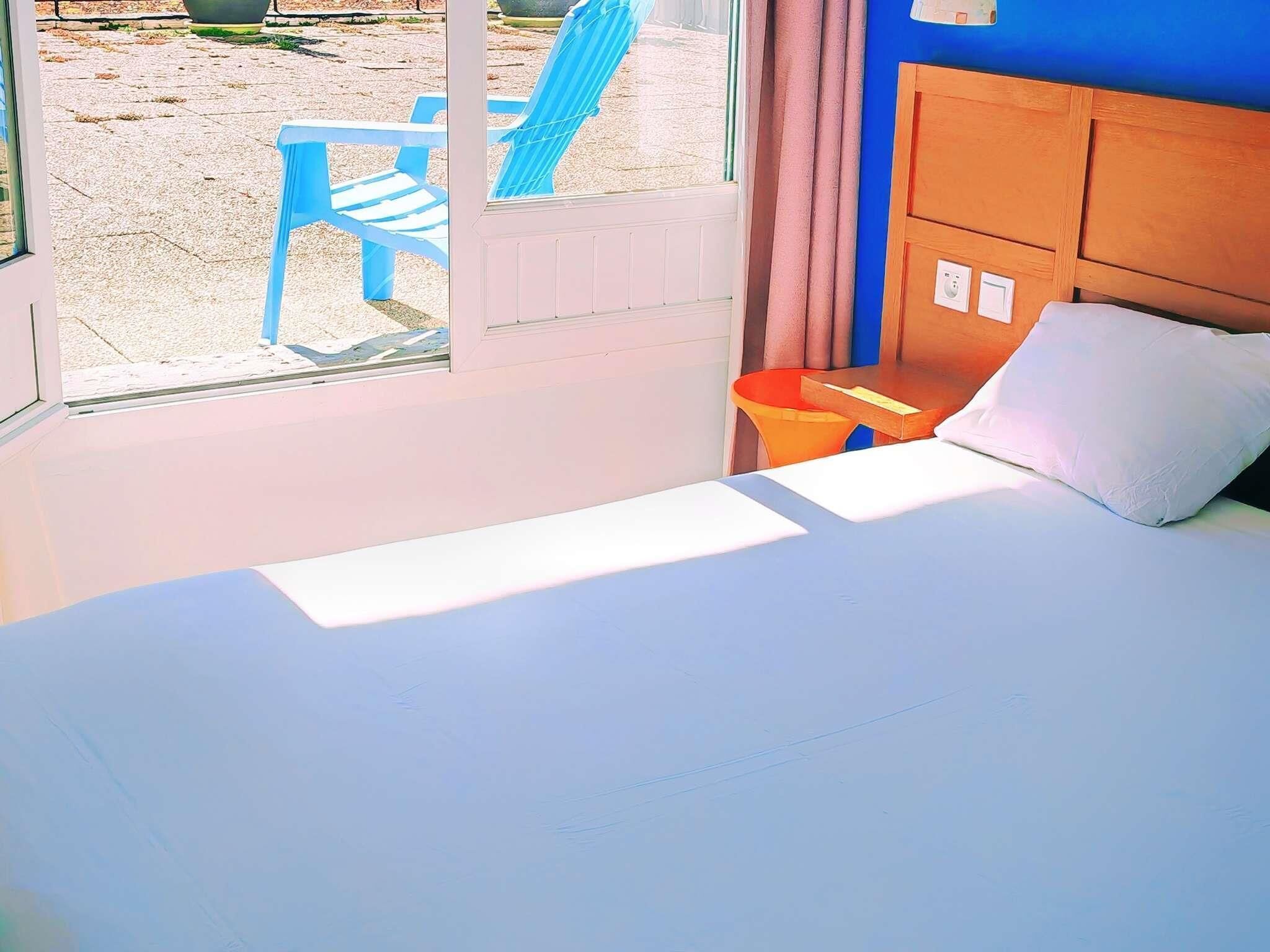 Luxe beddengoed, een bureau, verduisterende gordijnen