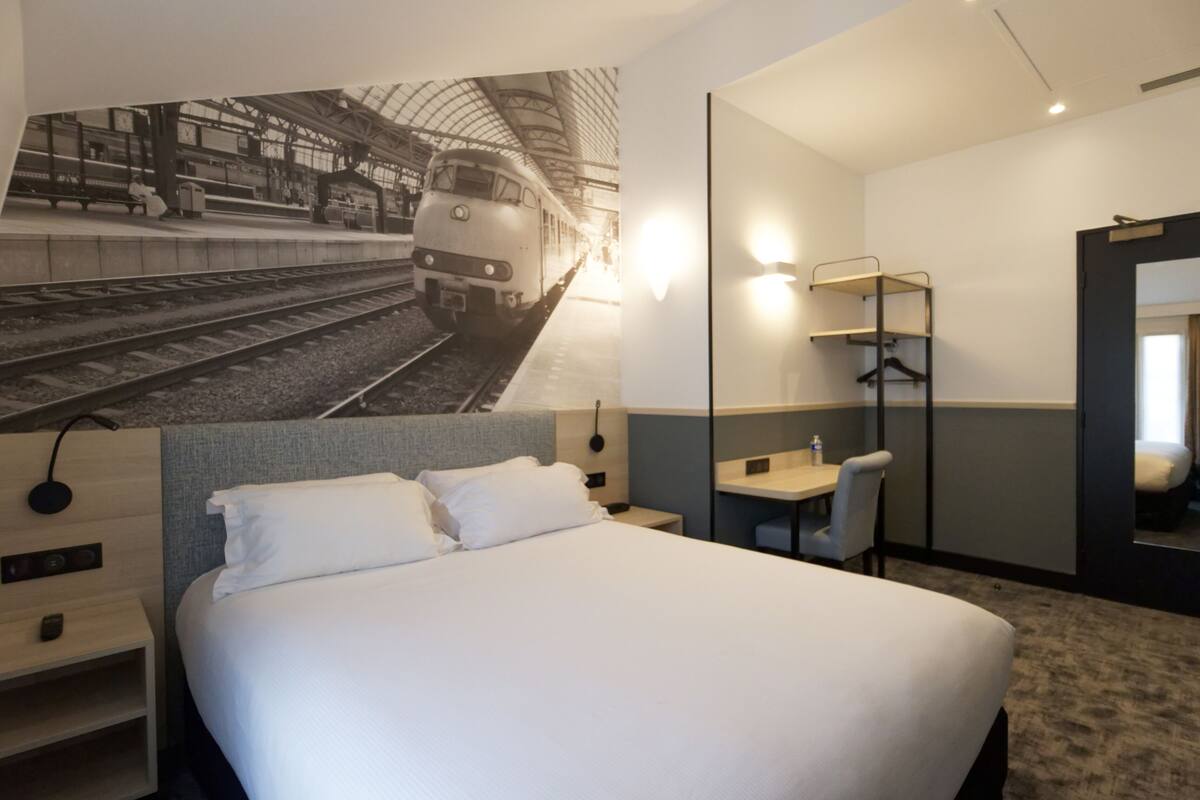 Premium bedding, in-room safe, desk, blackout curtains