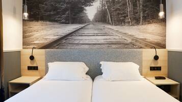 Habitación superior con 1 cama matrimonial o 2 individuales | Caja de seguridad en la habitación, escritorio y cortinas blackout