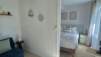 Chambre, 1 grand lit et 1 canapé-lit (with Air Conditioning) | Literie de qualité supérieure, décoration personnalisée