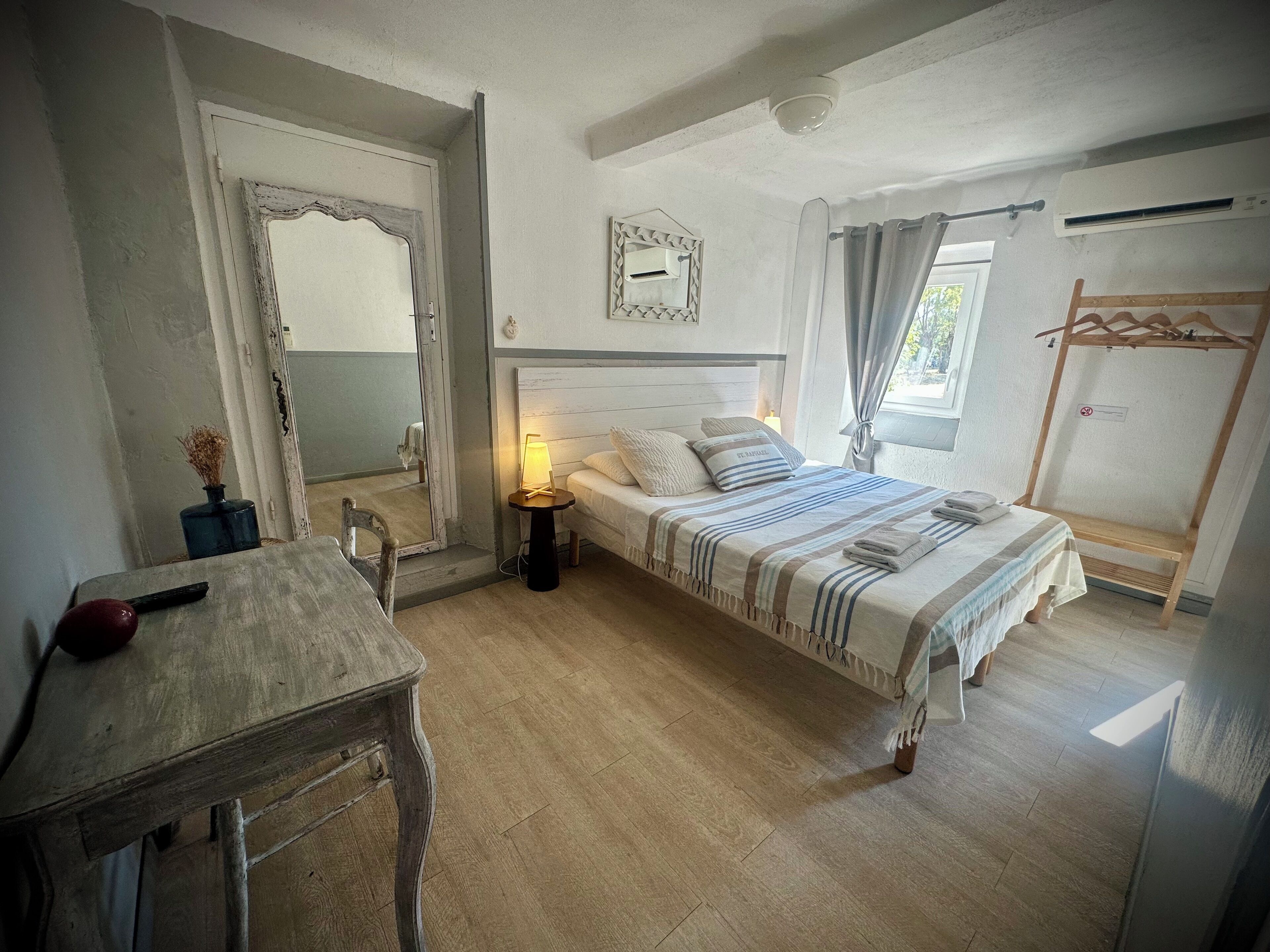 Room, 1 Queen Bed with Sofa bed (with Air Conditioning)