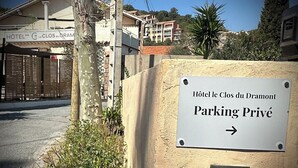 Un panneau indiquant « Hôtel le Clos du Dramont » et signalant la présence d’un parking privé.