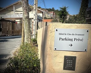 Self parking (EUR 4.50 per day) - Le Clos du Dramont (Saint-Raphael)