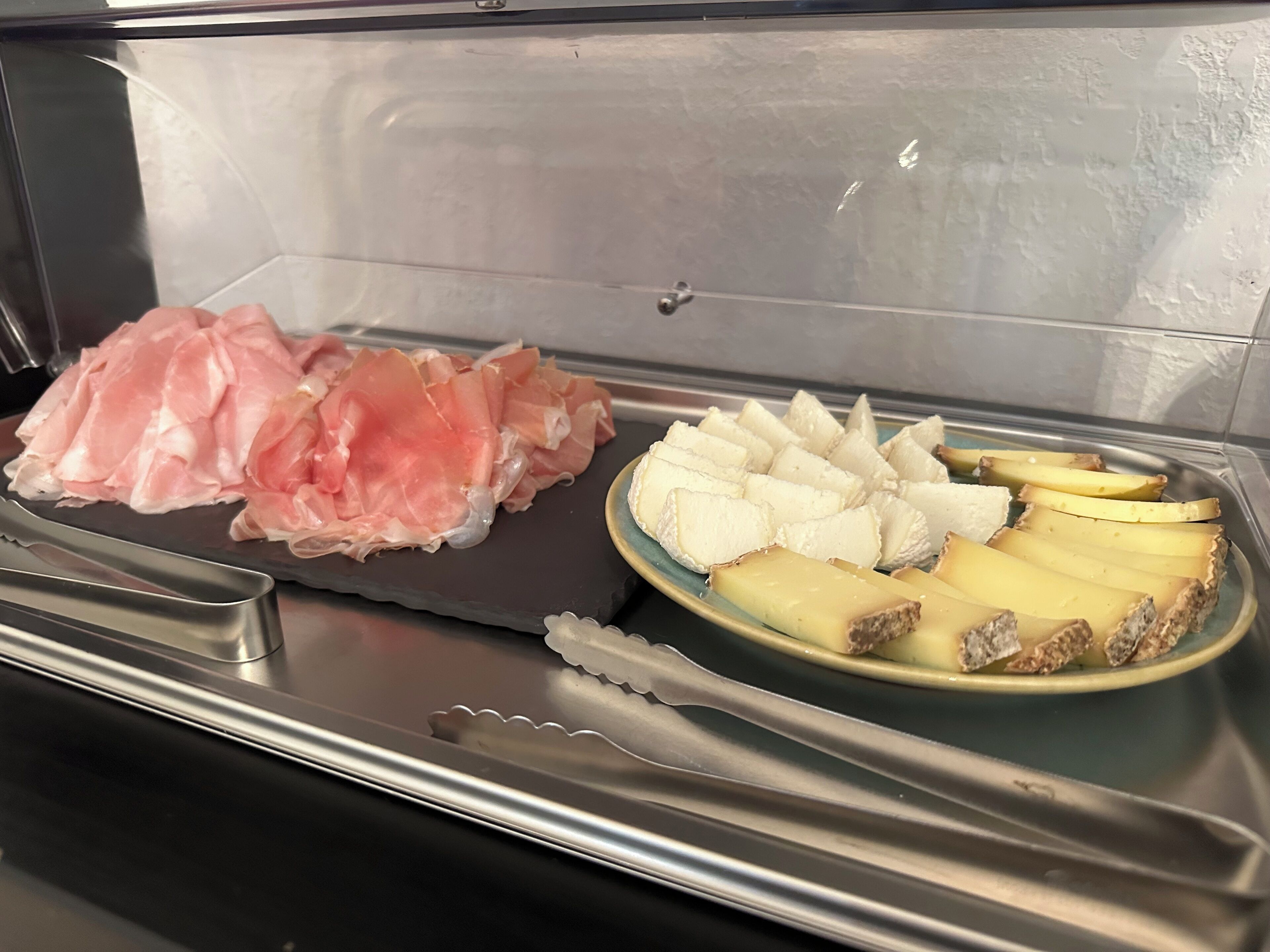 daily continental breakfast (eur 10.50 per person)