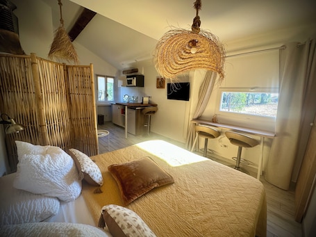 Estúdio superior | Roupas de cama premium, individualmente decorados. Le Clos du Dramont