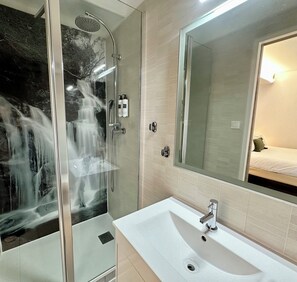 Chambre Standard | Salle de bain | Douche, articles de toilette (gratuits), séchoir à cheveux