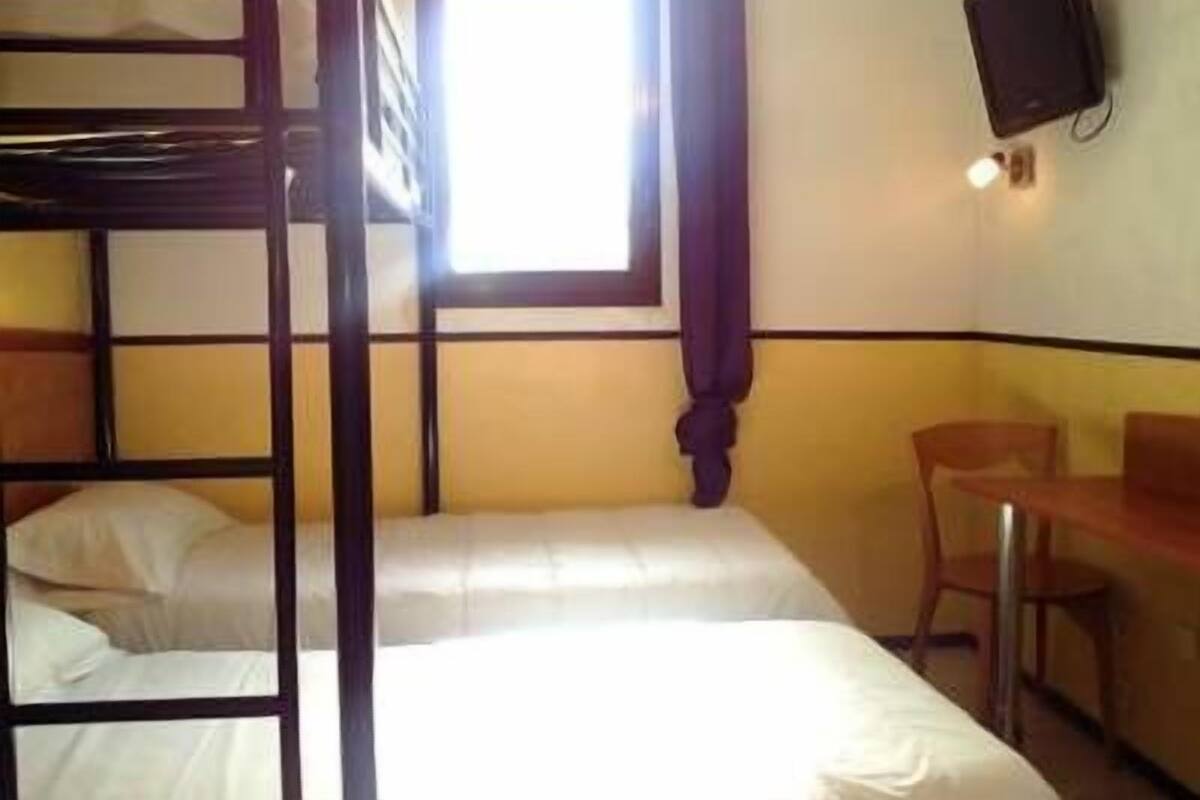 Camera tripla | Una scrivania, ferro/asse da stiro, Wi-Fi gratuito