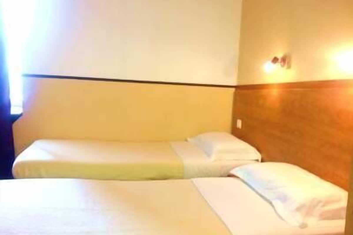 Twin Room, 2 Twin Beds | Desk, iron/ironing board, free WiFi
