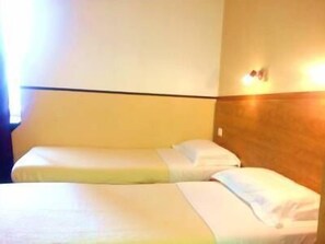 Twin Room, 2 Twin Beds | Desk, iron/ironing board, free WiFi
