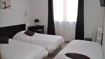 Kolmen hengen huone | Työpöytä, silitysrauta/-lauta, ilmaiset vauvansängyt, lisävuoteet