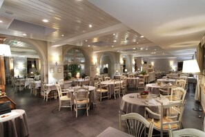 Déjeuner et dîner servis sur place, spécialités Cuisine française