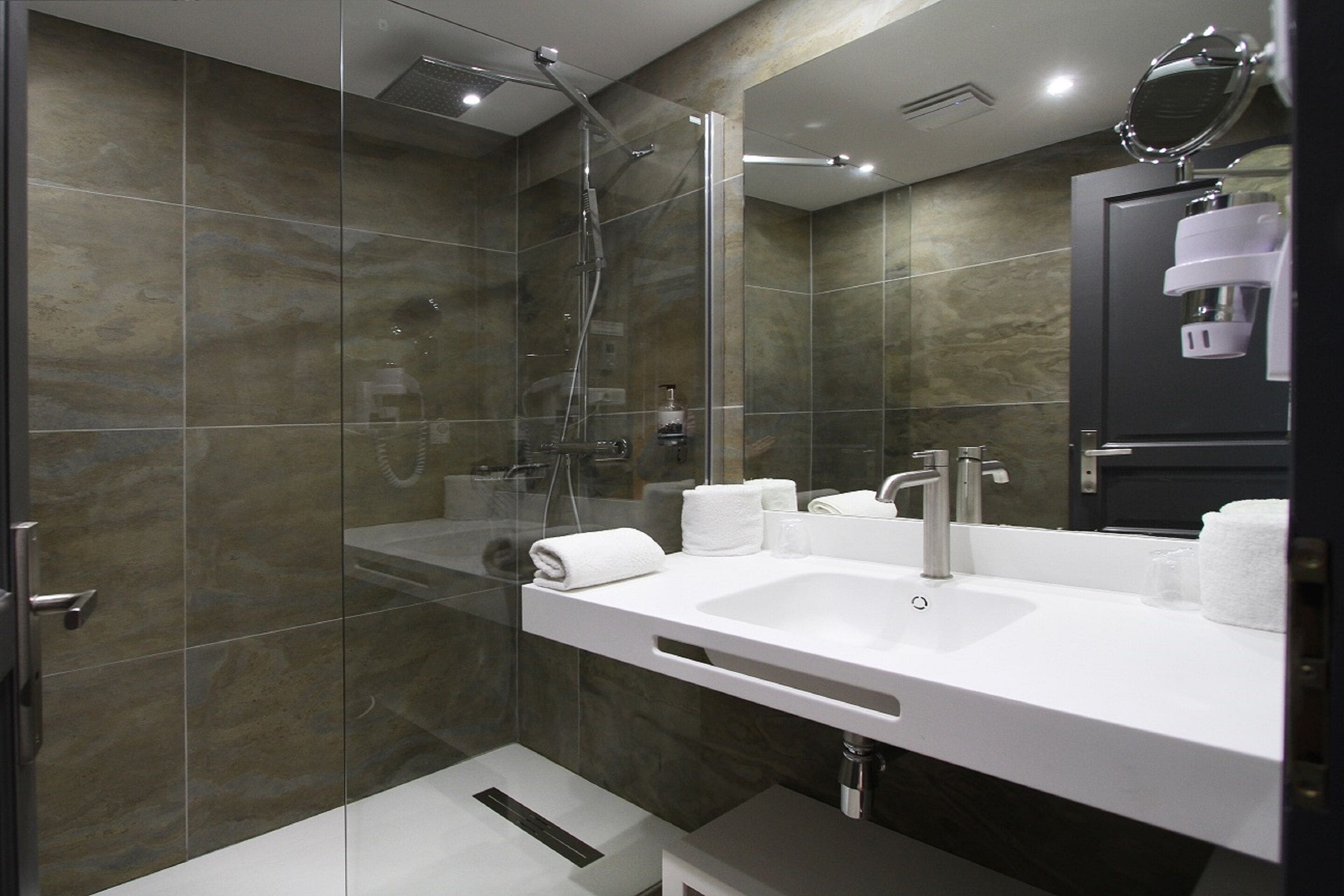 Two Connecting Double Rooms | Bathroom | Free toiletries, hair dryer, bathrobes, slippers