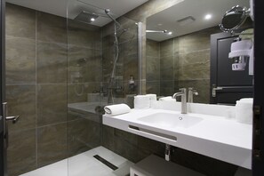 Two Connecting Double Rooms | Bathroom | Free toiletries, hair dryer, bathrobes, slippers