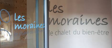 A sign with the text "les moraines le chalet du bien-être le chalet du bien-être".