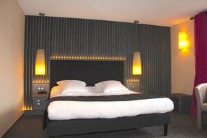 Vierpersoonskamer | Een minibar, een kluis op de kamer, een bureau, geluiddichte muren