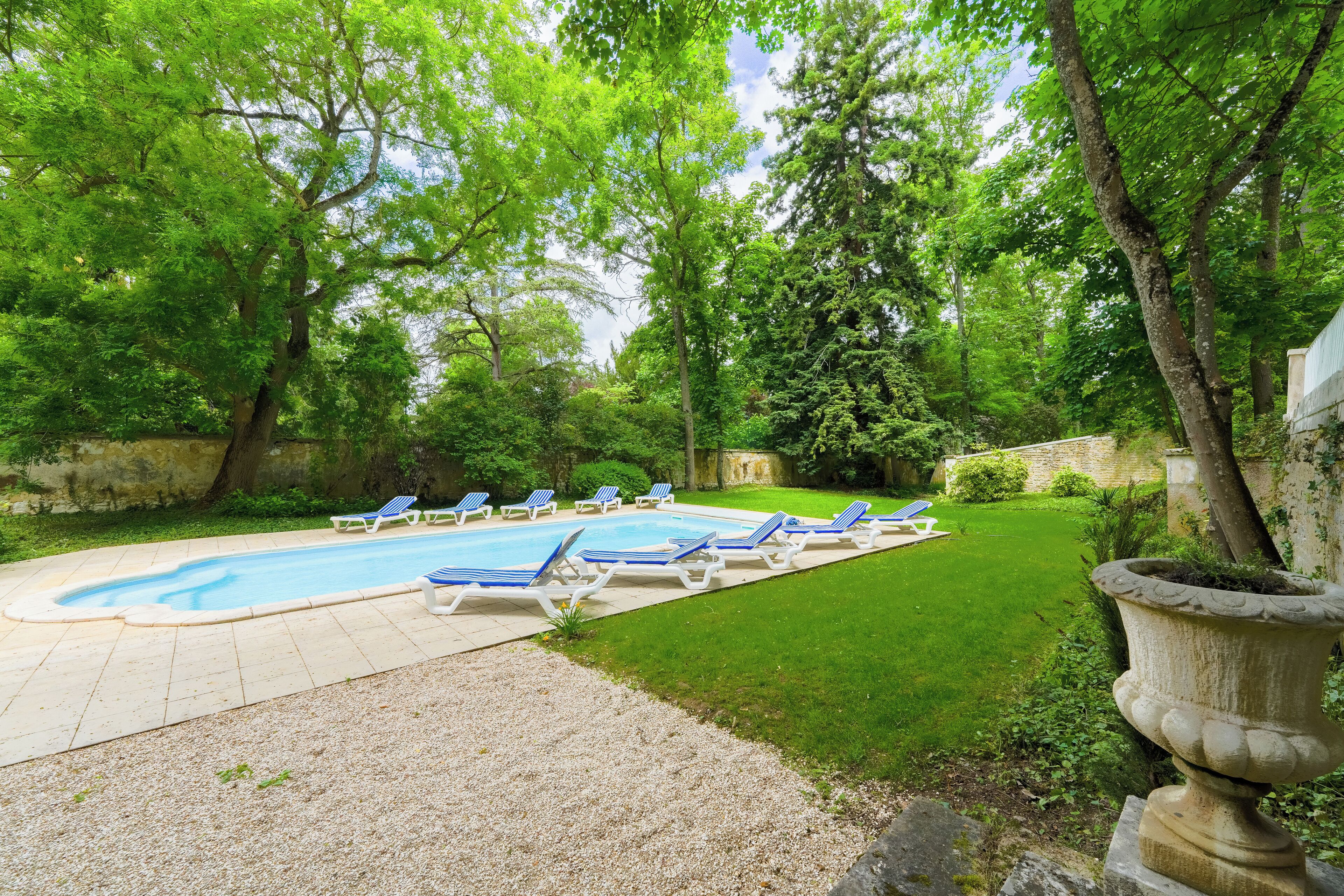 Een buitenzwembad, open van 09.00 uur tot 20.00 uur, en ligstoelen