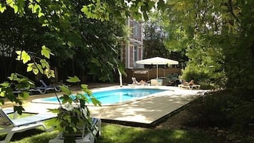 Outdoor pool, sun loungers