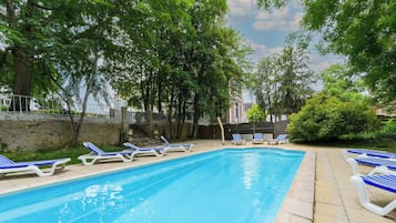 Outdoor pool, open 9:00 AM to 8:00 PM, pool loungers