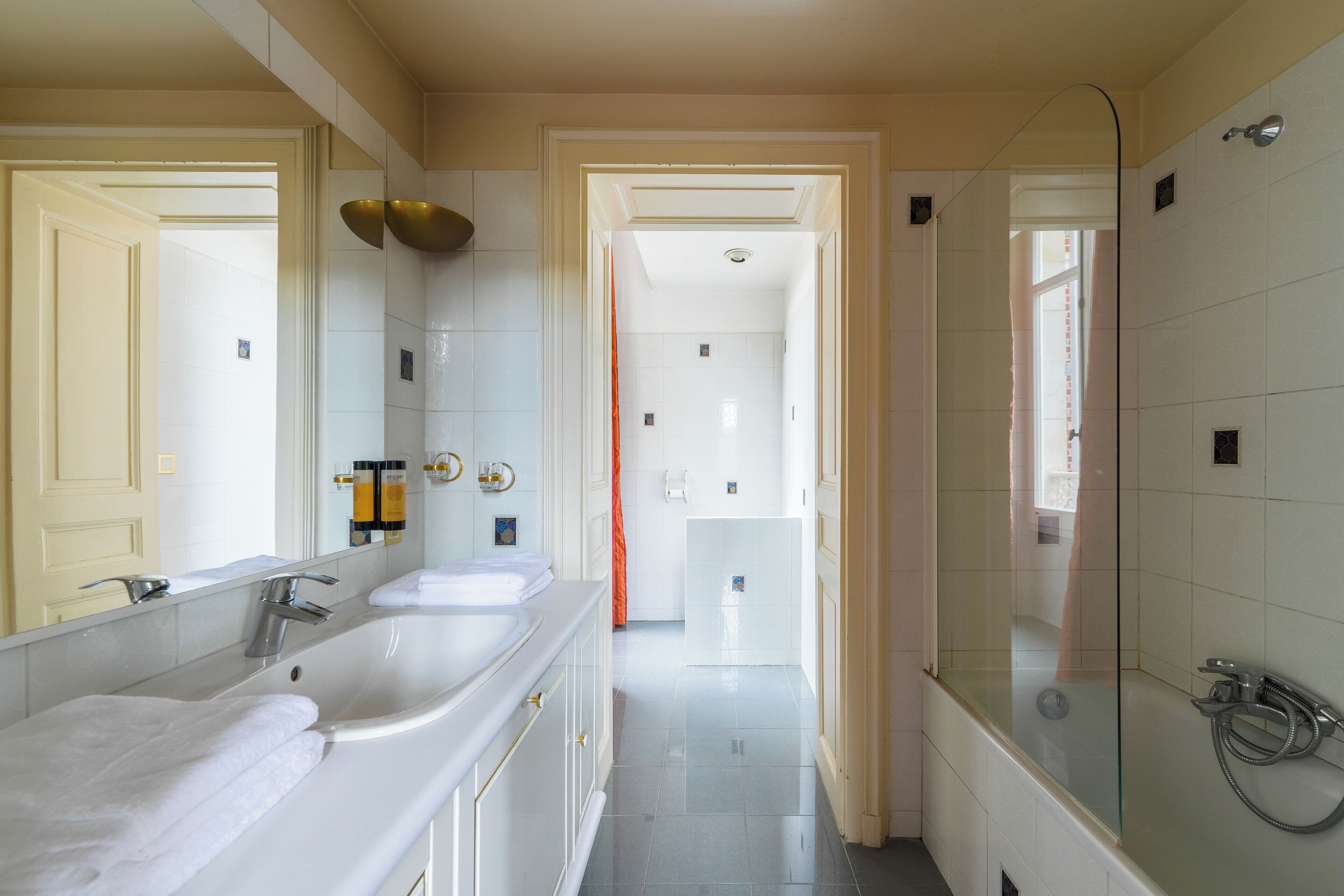 junior suite | bathroom | bathtub, free toiletries, hair dryer, towels