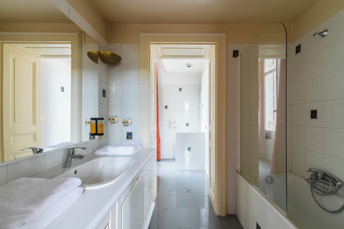 junior suite | bathroom | bathtub, free toiletries, hair dryer, towels