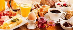 Desayuno buffet (EUR 14 por persona) 