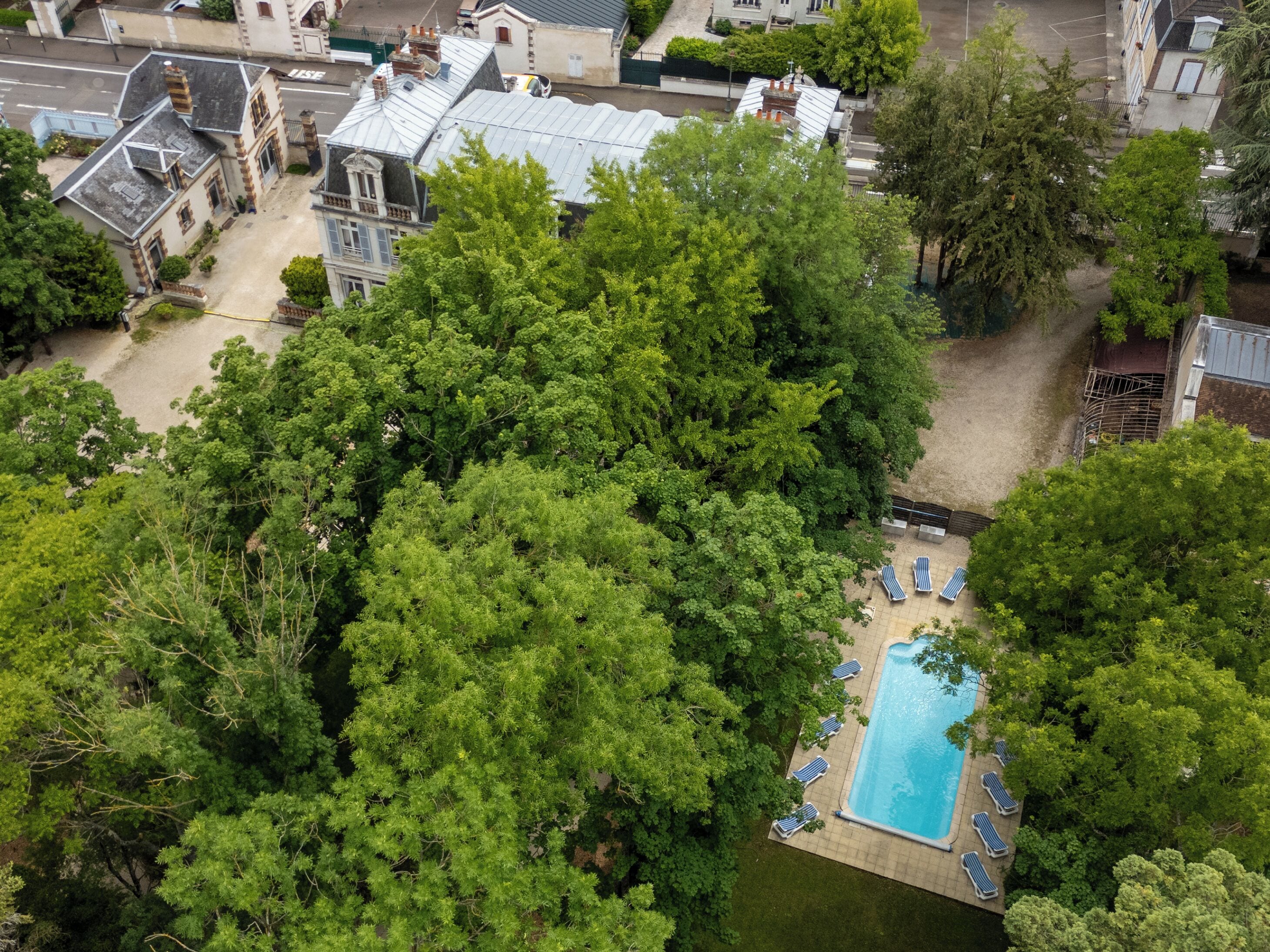 outdoor pool, open 9:00 am to 8:00 pm, pool loungers