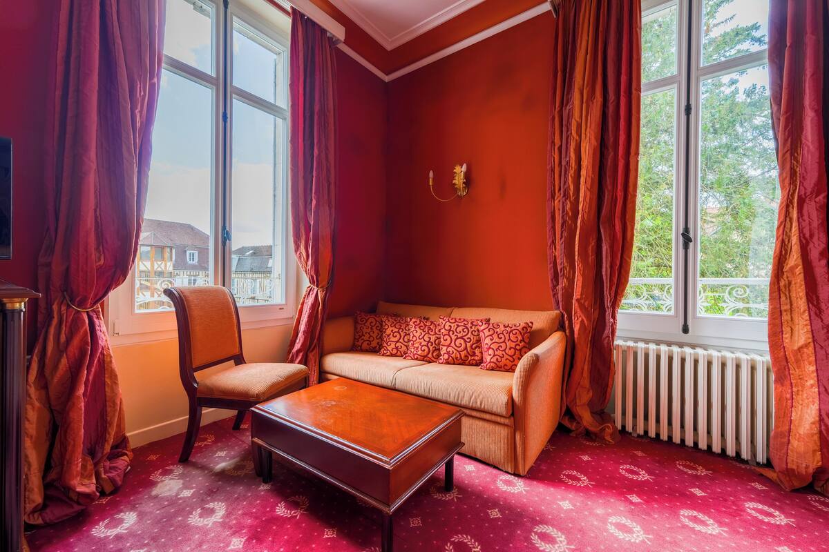 junior suite | living area | flat-screen tv