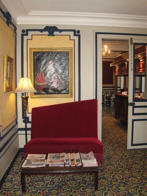 Flat-screen TV -  LOGIS HÔTEL LES MARÉCHAUX (Auxerre)