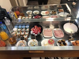 Desayuno buffet diario (EUR 13.5 por persona)
