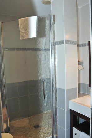 Amenidades de baño gratuitas, secadora de cabello, toallas, jabón 